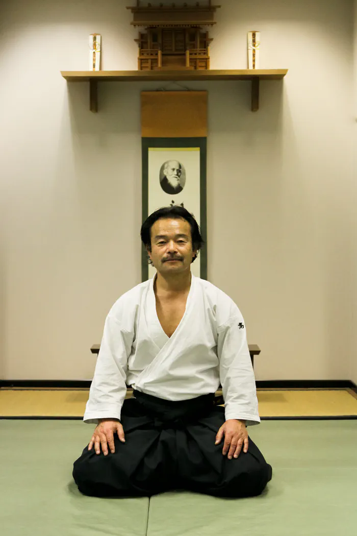 上座に向かい、正座して。