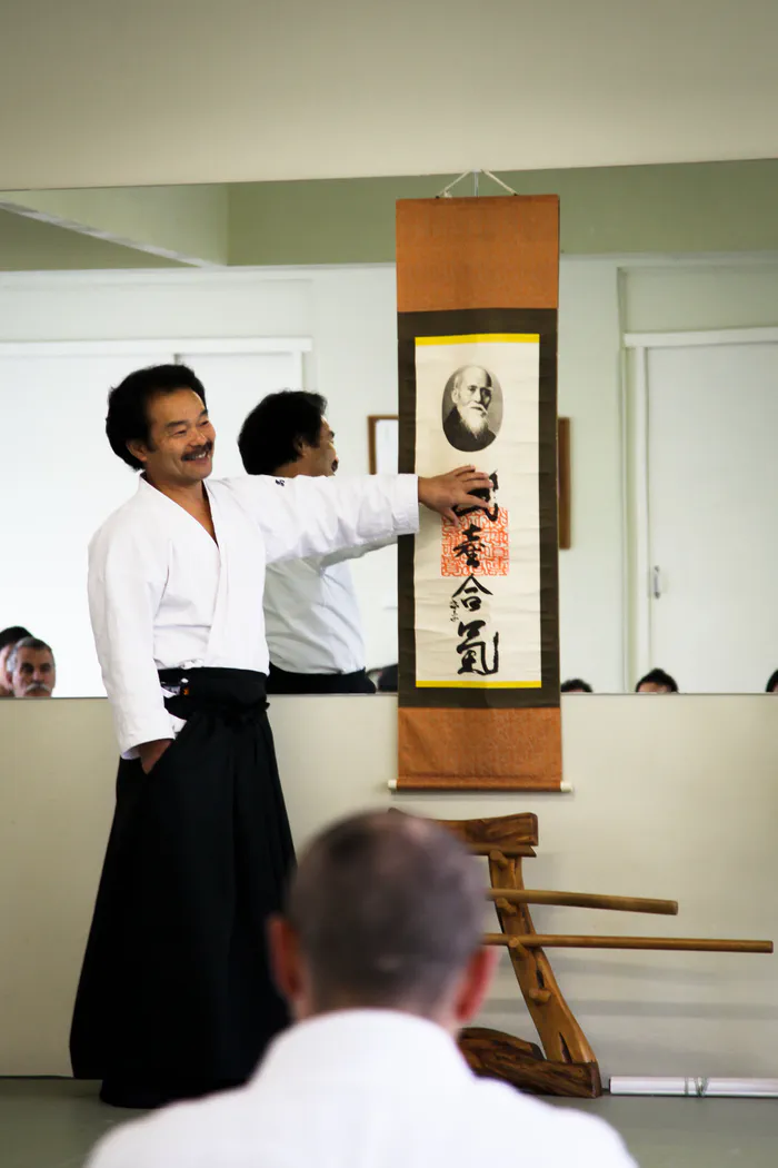 講習会に先立ち、掛軸を掲げる。